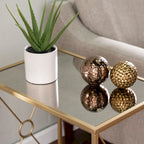 Mesa auxiliar de metal dorado de estilo transicional