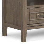 Mueble contemporáneo de madera maciza para TV y multimedia de 50 pulgadas de ancho en color marrón ahumado para televisores de hasta 55 pulgadas - 16p x 50an x 20al
